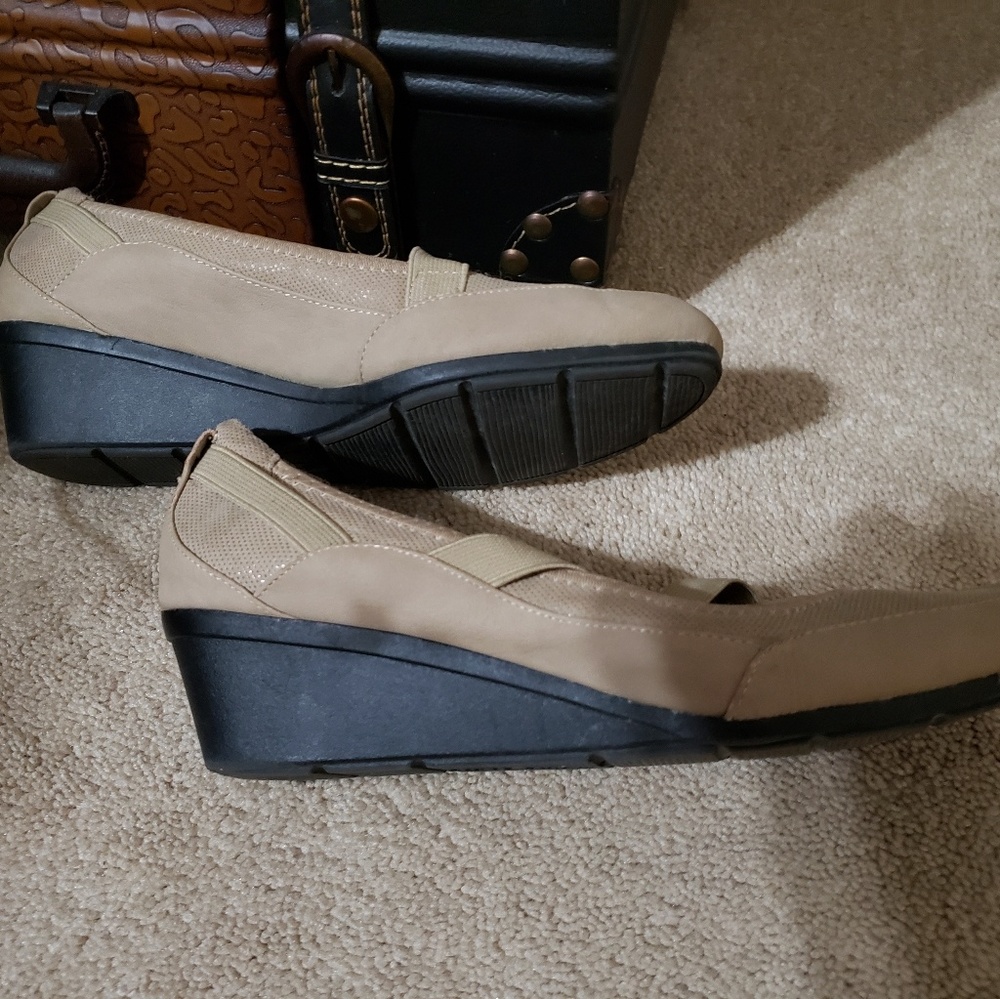 Womens size 9.5 shoes